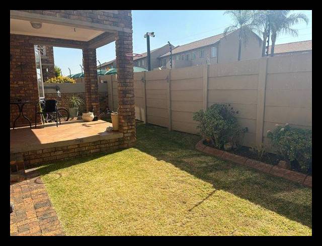 3 BEDROOM TOWNHOUSE FOR SALE IN RAVENSWOOD